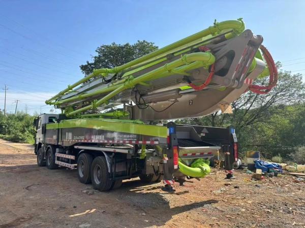 Placing boom pump Hopper Accessory Sheet Metal and System Check for Zoomlion 56m Concrete Pump Truck