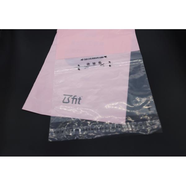 Одежды бутика печатают грузя упаковывая верхнюю часть молнии конверта сумок пластиковую розовую пересылая