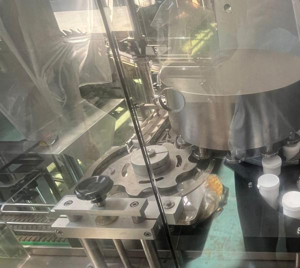 Pharmaceutical Industries Automatic Bottle Capping Machine With Pressing Bottles