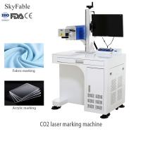 Machine de gravure au laser CO2 pour cuir en tissu refroidissement par air / eau Code QR acrylique LOGO