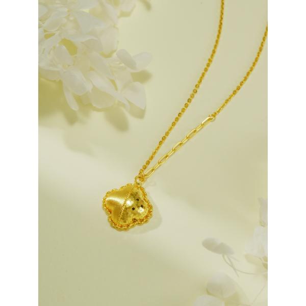 Un pendentif de trèfle à quatre feuilles, des bijoux en or de 24 carats.