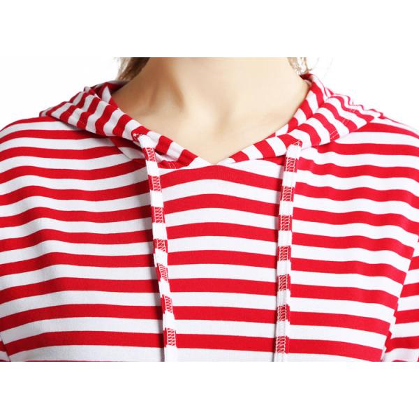 Женщины связали длинный рукав с платьем моды клобука