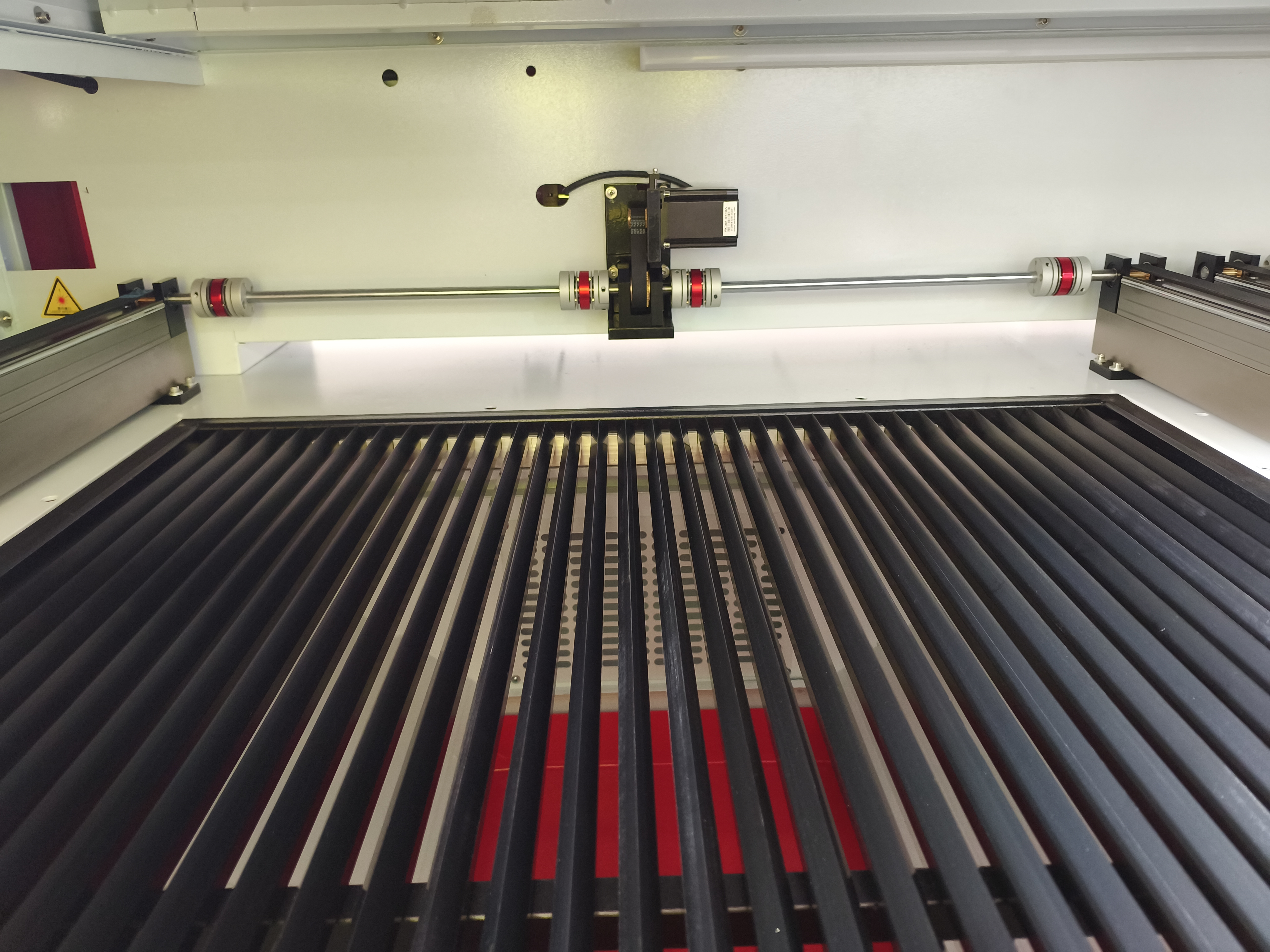 Dual Station Belt System CO2 Laser Cutting Machine Optimized Non Metallic Material Processing