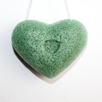 L'éponge konjac en forme de coeur de thé vert équilibrent l'éponge de visage de pH pour la base