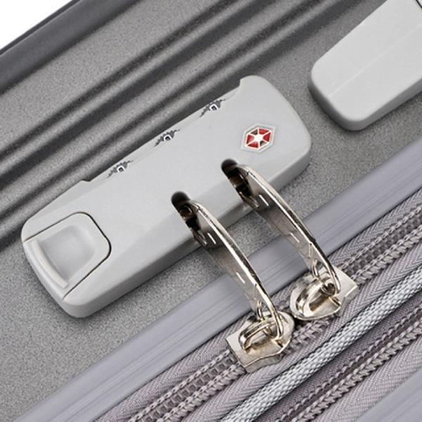 Купленный чемодан с резиновым замком для студентов