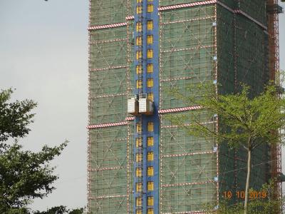 Limpando com jato de areia dois o elevador do canteiro de obras da cabine 250m