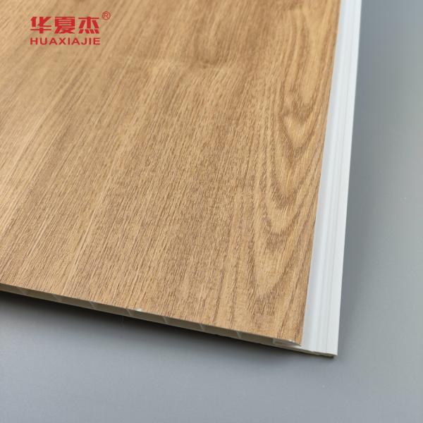 Panneaux muraux en PVC à grains de bois en gros Panneau de plafond en PVC anti rayures pour la décoration résidentielle