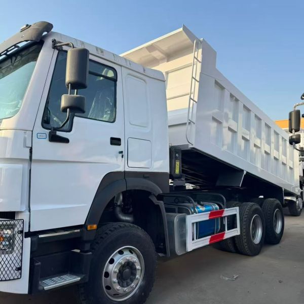 Used HOWO dump truck, front four and rear eight wheels