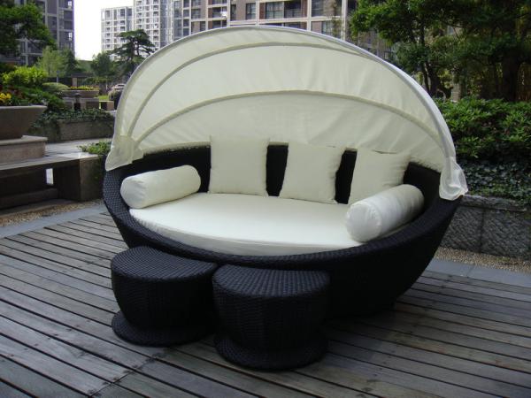 Luxury Comfortable Roofed Cane Daybed , Wicker Garden Oval Daybed