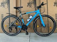 Les commerçants de bicyclettes recommandent fortement de nouveaux vélos à vélo à vélo et des vélos à la mode avec frein à disque