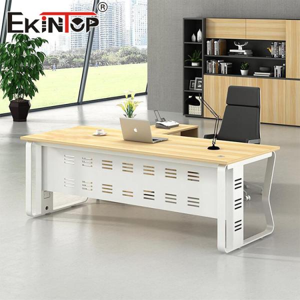 Деревянный стол для офисных работников в современном стиле