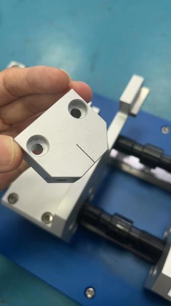 Équipement automatique de découpe à double encoche en V pour la découpe de plastique