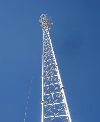 A telecomunicação pintada de 15m entrelaça as torres de aço