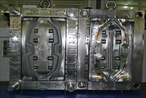 Automotive plastic injection mould for auto parts PA66 GF30 material hot runner mold