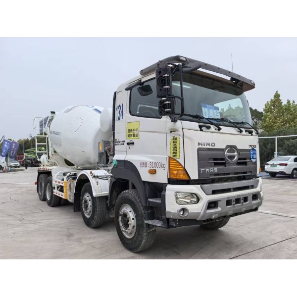 Camion malaxeur à béton HINO d'occasion de 2021 avec une capacité d'agitateur de 7,3 m³ et une puissance de 235 kW sur 4 essieux