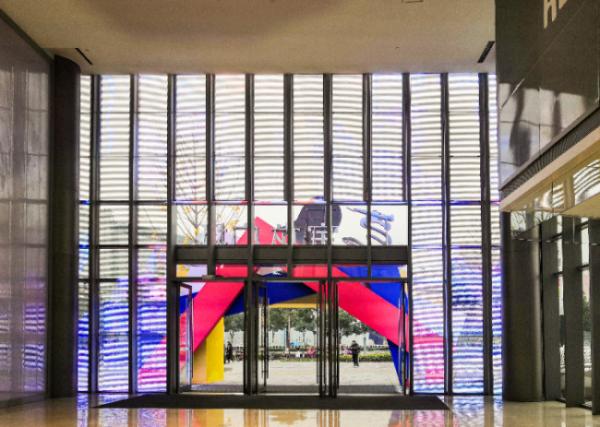 P3.9/7.8 de alta calidad para interiores con pantalla de parrilla LED pantalla de pantalla de ventana a todo color vidrio para centro comercial de publicidad