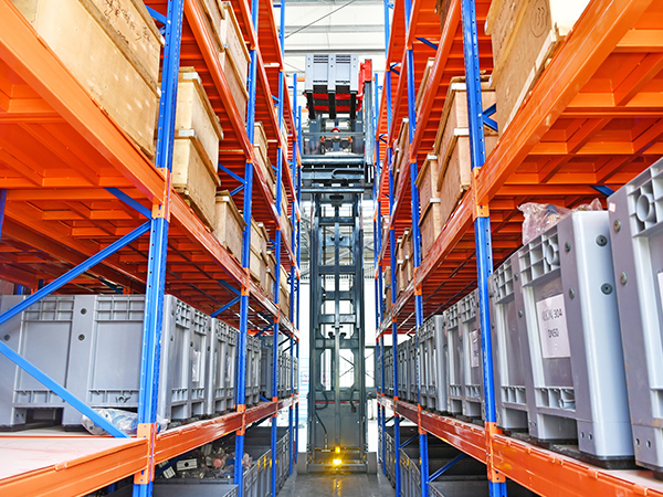 1.6 тонн Электрический подъемник 14,2 метров Высота подъема Человек устанавливается для узких проходов