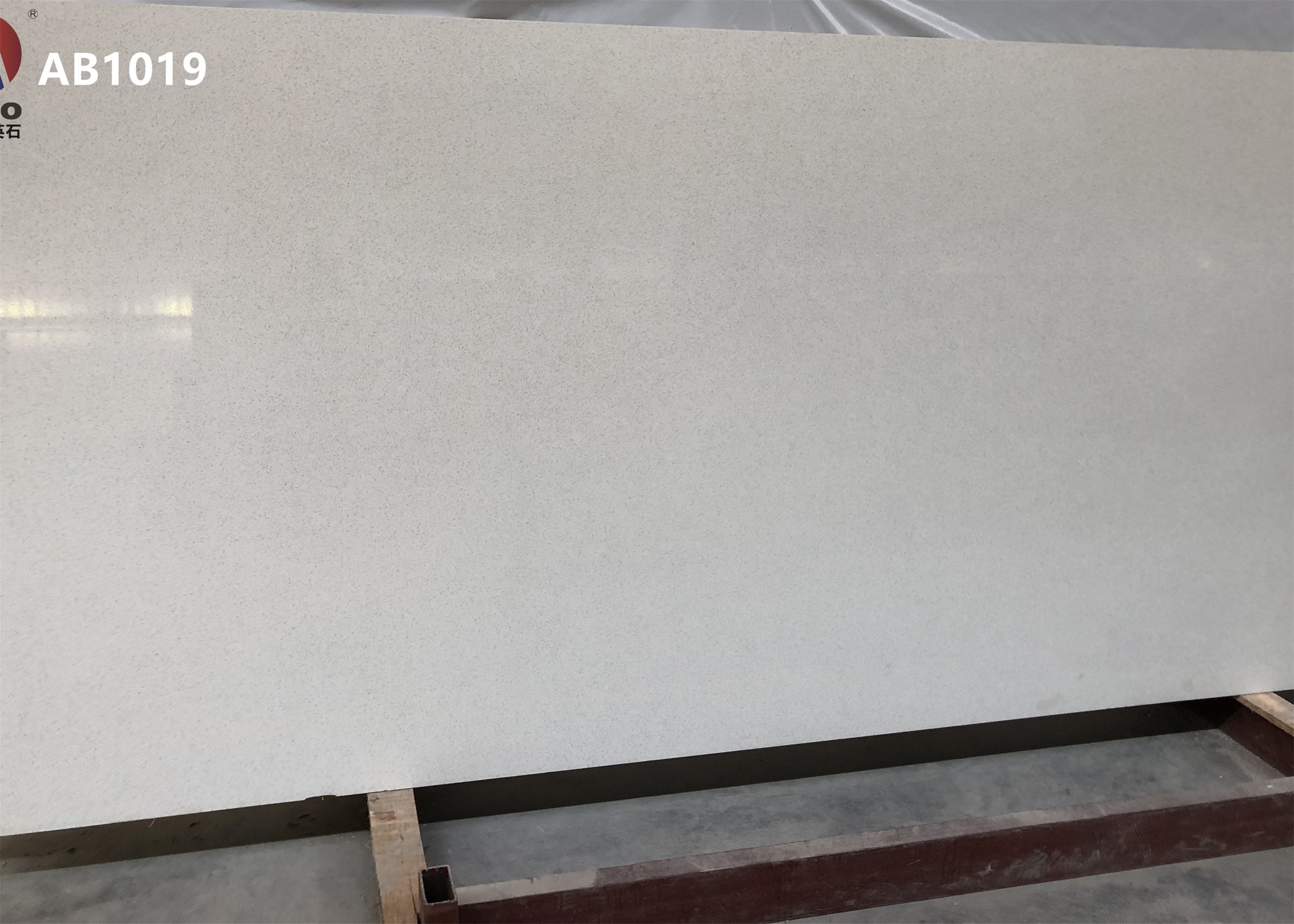 Камень кварца Кристл кухни проектированный Countertop отполировал хонингованные законченные поверхности