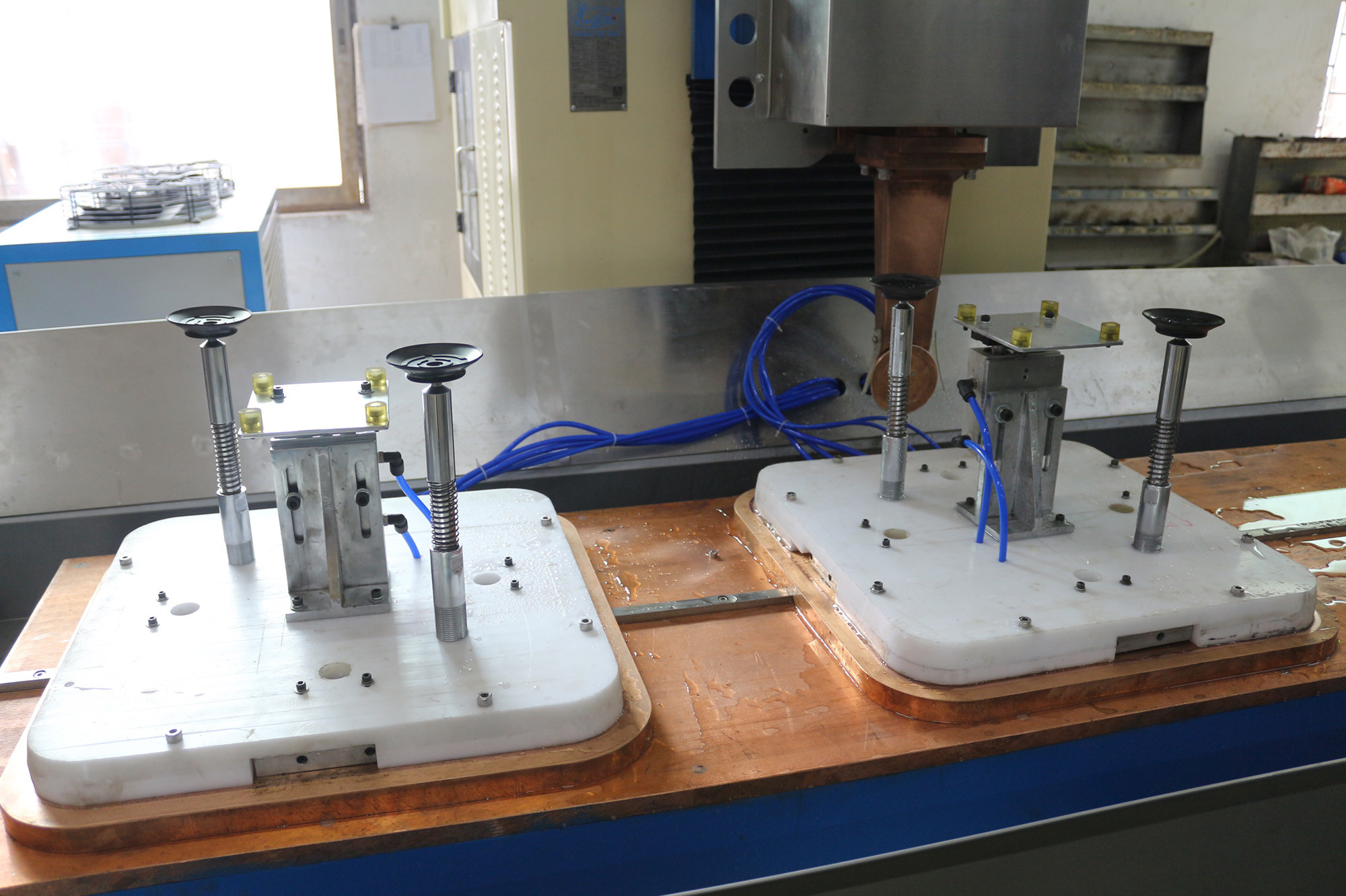 Время сварочного аппарата экрана провода клина шва раковины CNC регулируемое формируя