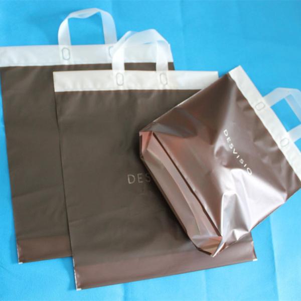O grande tamanho de primeira qualidade colorido do saco de compras plástico descartável Waterproof os sacos dos punhos convenientes levar