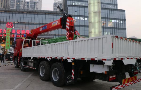 Camion lourd Valin 31 tonnes 390 chevaux 8X4 avec grue