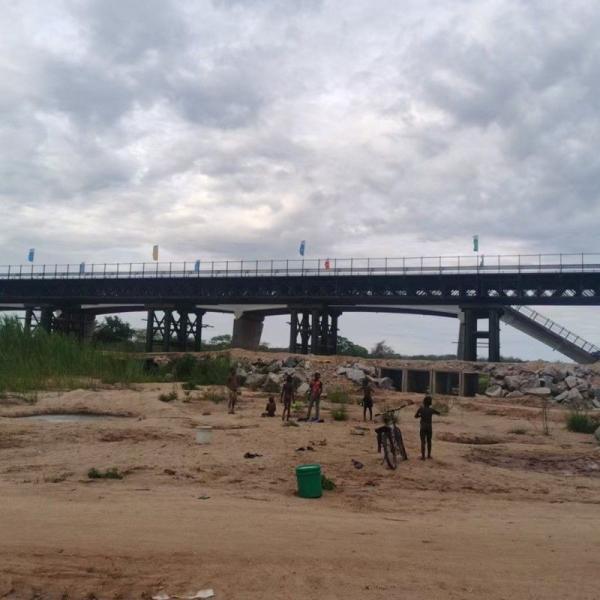 臨時鋼模型の歩行者橋 鋼デッキ/木製デッキ