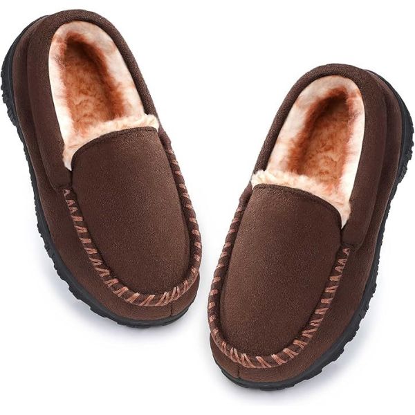 Des chaussons d'hiver pour enfants avec des moccasins classiques