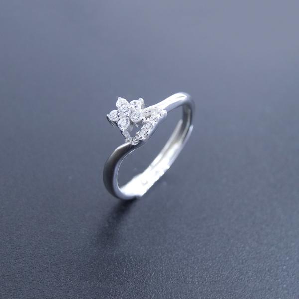 Fashionable Silver Diamond Ring  Round Sequential Arrangement Shape