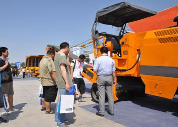 1.3M Cold Milling Machine , 15.8Ton Operating Weight Asphalt Road Milling Machine