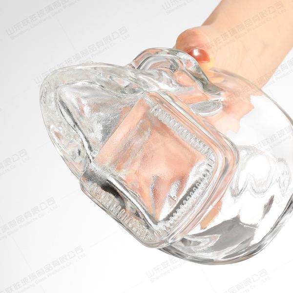 Garrafas de vidro de vodka e vinho fabricadas com material de vidro por um profissional