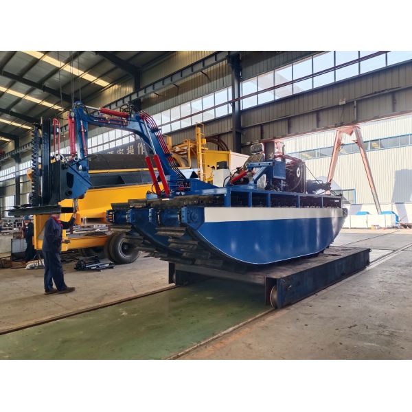Amphibious Water Weed Harvester 58KW with Hydraulic Track Drive / Tier IV Emission