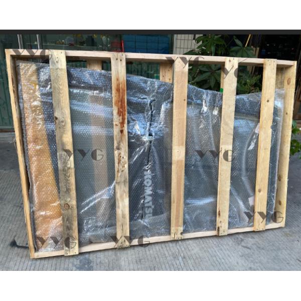 A máquina escavadora parte a porta do táxi pc60-7 para a máquina escavadora