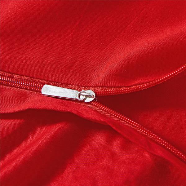 Un ensemble de lit de mariage de luxe en quatre pièces avec couette imprimée et feuille de couette 100% coton