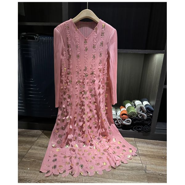 High-End Luxury Short-Sleeved Summer Dress New Gold Stamping Sequin V-Neck Gown Pleated Texture Casual Midi-Length Woven Chiffon
