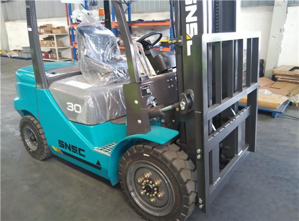 3tonne Diesel Counter Balance Lifter Truck with Auto Electric Hydraulic Transmission