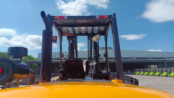 Fuel Fueled Counterbalance Diesel Powered Forklift Max Travelling Speed Full Load 26 Km/h Free Lifting Height 220 Mm For Heavy Duty Lifting