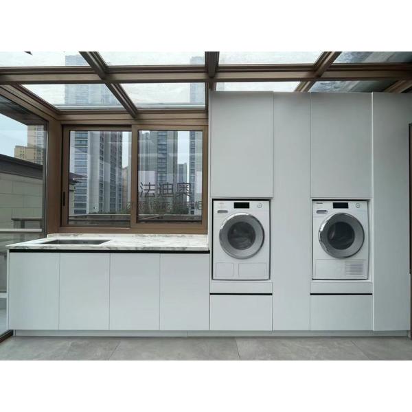 Современный металлический шкаф для прачечной со стильной светло-серой отделкой