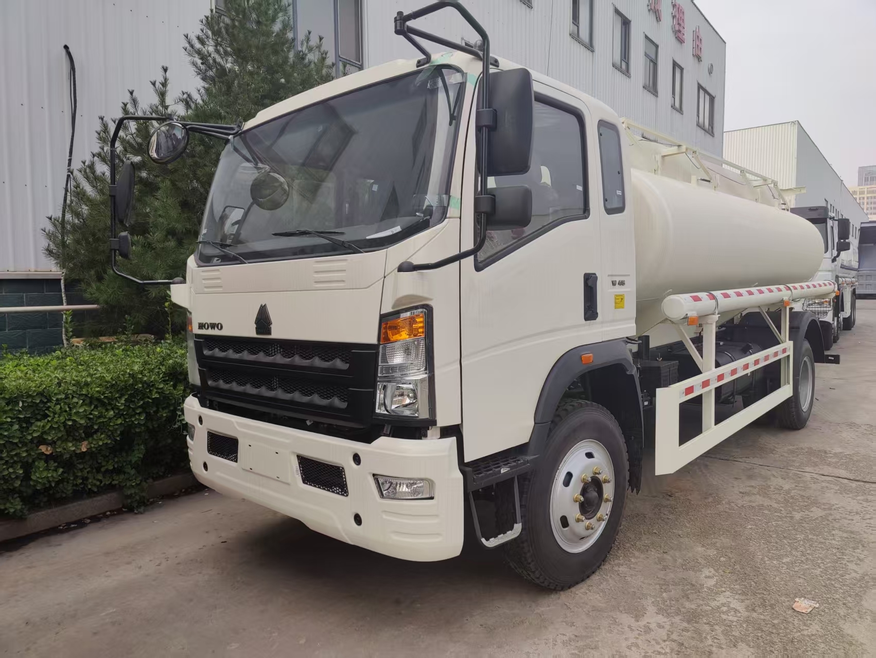 SINOTRUK HOWO 4×2 10m³ Oil Tanker Truck