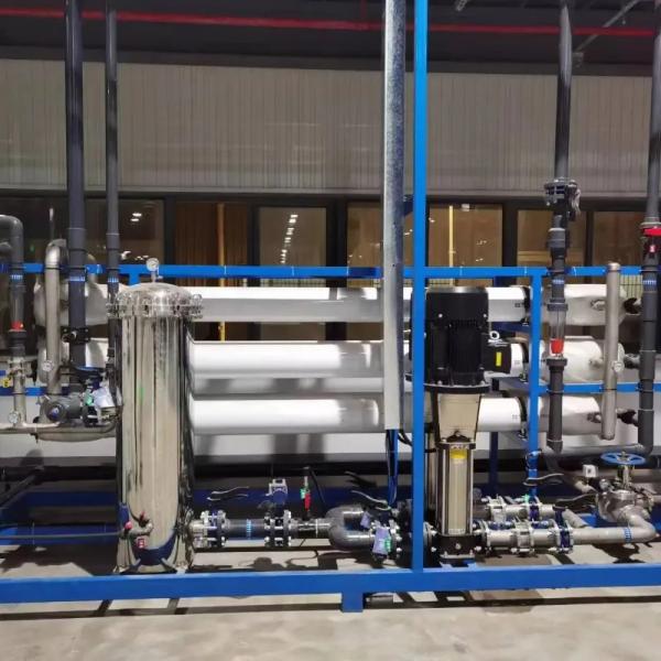 Purificación de agua de pozos salinos 40T Planta de desalinización RO Filtración de agua con 98,5% de tasa de desalinización