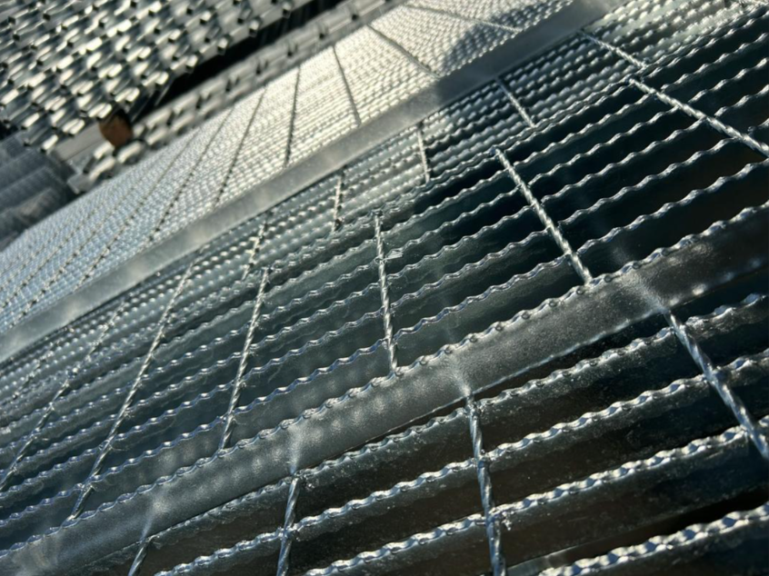Steel Grating with Integrated Cable Management and Anti-Slip Options
