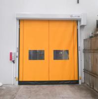 Porte à rouleaux rapides avec capteur de mouvement