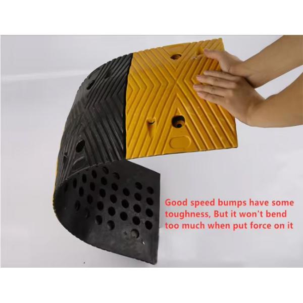 ISO Road Rubber Hump Good Toughness Black Yellow Speed Bump For Driveway