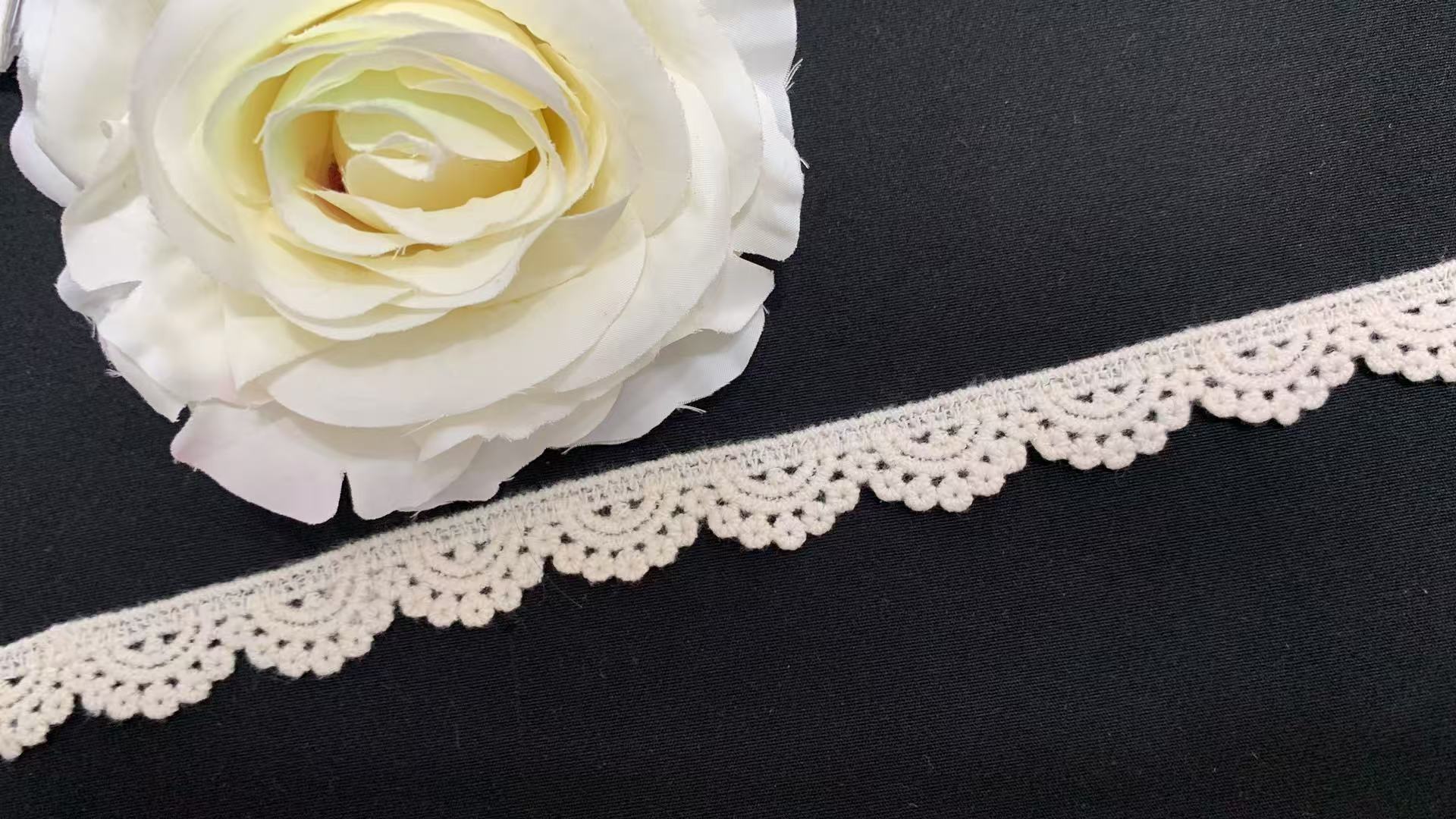 Custom Design Cotton Embroidery Lace with Scalloped Edge and 1.5cm Width for Wedding Dresses