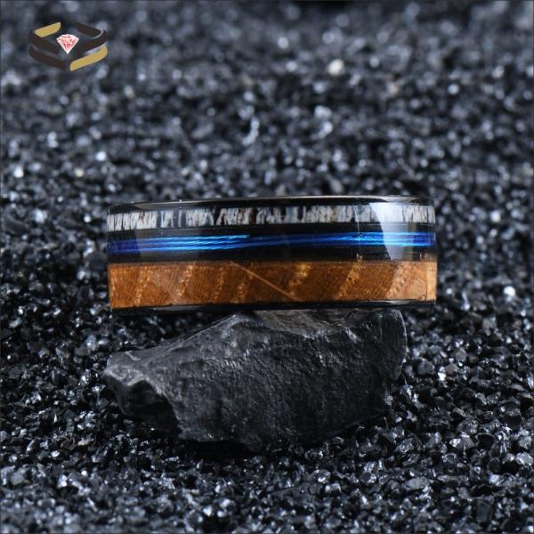 8 mm Ring de tungstène plaqué noir Baril de whisky Bois lignes de pêche bleues avec incrustation de corneille