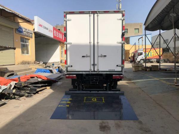 Steel material plate car tailgate elevator, with a load capacity of 2000kg, black, and can also be customized in colors