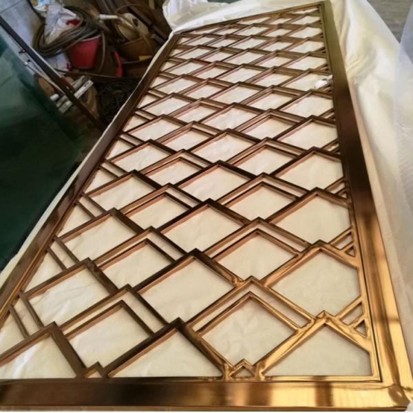 Белые рассекатель и экран комнаты прожития металла дизайна мрамора и золота