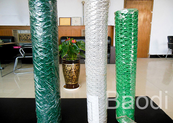Green Vinyl Coated Chicken Wire Mesh Roll With Hexagonal Pattern 1 / 2