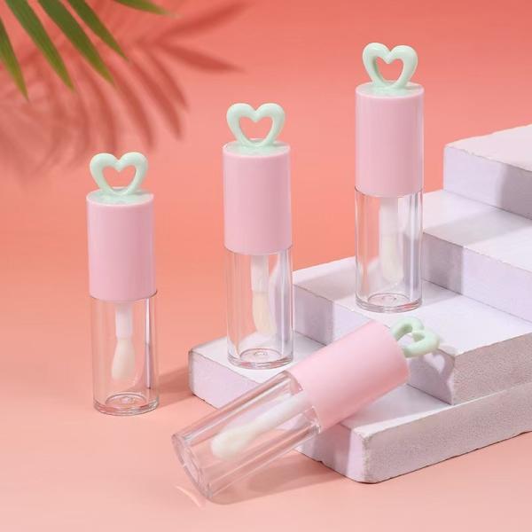 Couleur personnalisée 7 ml tube de vernis à lèvres en plastique à cœur creux pour emballage portable