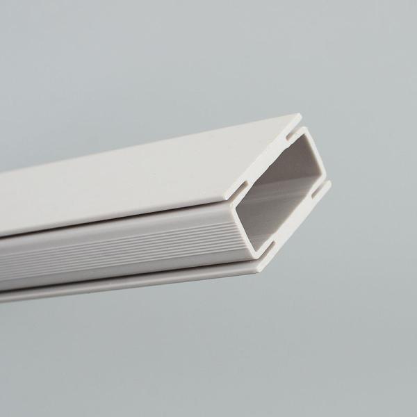 Forma a medida Canal de extrusión Tipo C Perfil triangular de plástico de PVC curvado Marco de cubierta de refrigerador de PVC extrudido