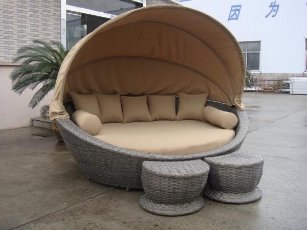 Luxury Comfortable Roofed Cane Daybed , Wicker Garden Oval Daybed